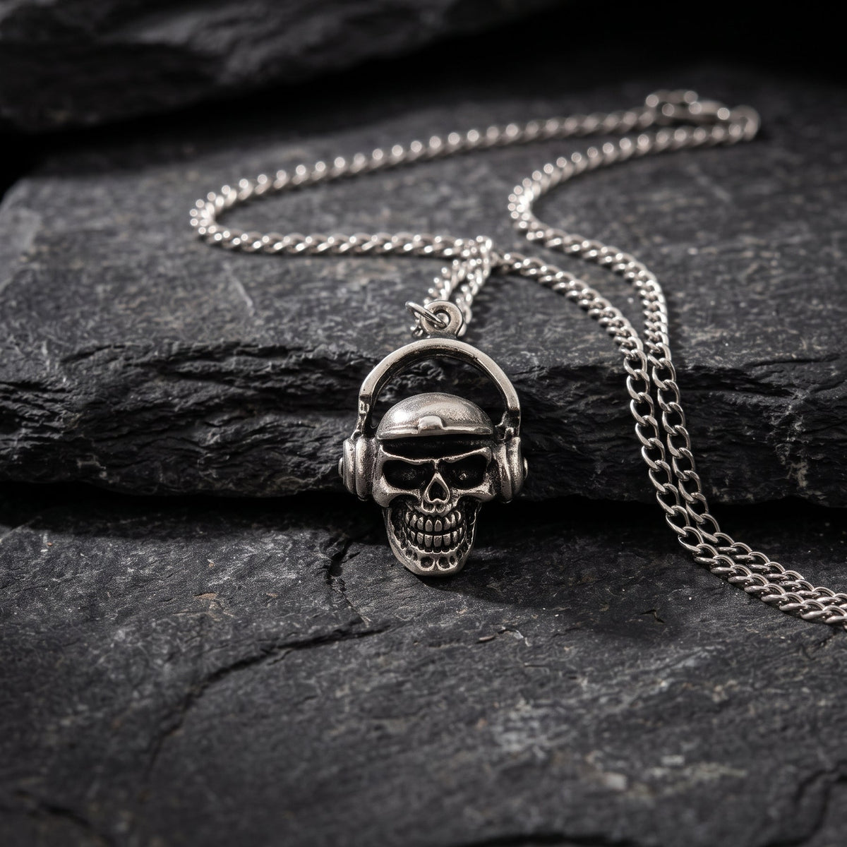 ROCKER SKULL NECKLACE